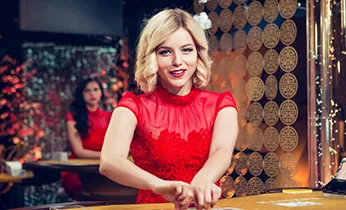 Vận động viên quần vợt đang thực hiện cú giao bóng mạnh mẽ